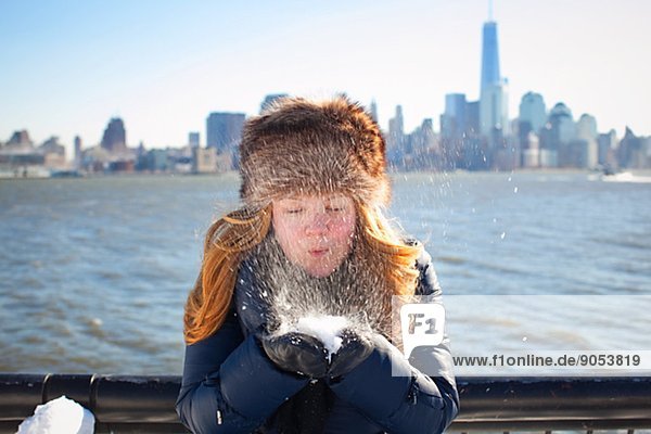Vereinigte Staaten von Amerika  USA  Frau  New York City  blasen  bläst  blasend  Hintergrund  Mittelpunkt  Erwachsener  Manhattan  Schnee