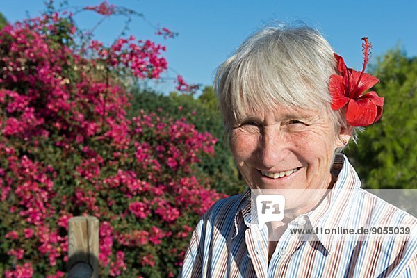 Senior Senioren Frau Blume lächeln Haar
