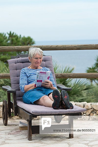 Senior  Senioren  Frau  Stuhl  Italien  vorlesen  Sizilien  Sonne