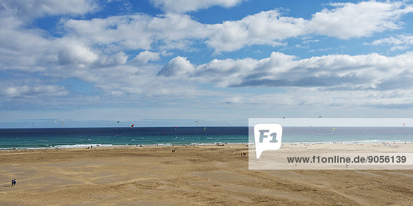 Strand auf Fuerteventura  Surfer und Kitesurfer