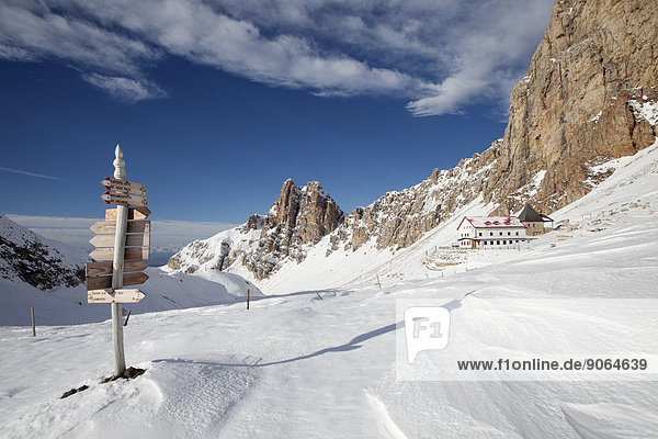 Berg Winter Berggipfel Gipfel Spitze Spitzen Kabine Wegweiser Italien