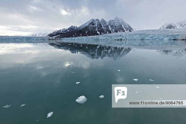 Spiegelung  Berge und Gletscher  Monacobreen  Liefdefjorden  Insel Spitzbergen  Inselgruppe Spitzbergen  Svalbard und Jan Mayen  Norwegen