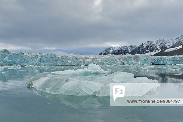 Eisberg und Gletscher-Abbruchkante  Monacobreen  Liefdefjorden  Insel Spitzbergen  Inselgruppe Spitzbergen  Svalbard und Jan Mayen  Norwegen