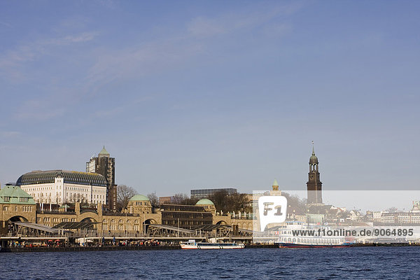 Ausblick über die Elbe auf die Landungsbrücken  Hamburger Hafen  Hamburg  Deutschland