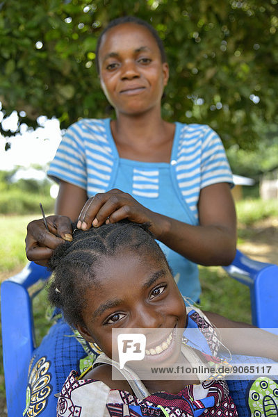 Mutter macht ihrer Tochter die Haare  Nkala  Provinz Bandundu  Demokratische Republik Kongo