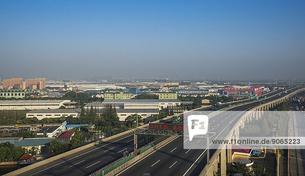 Autobahn auf Betonstelen nach Shanghai  China