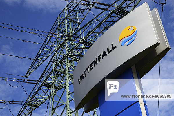 Firmenschild des Stromerzeugers Vattenfall vor Strommast  Hamburg  Deutschland