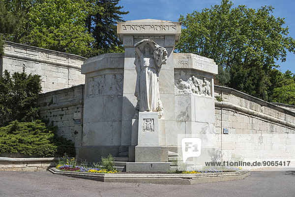 Denkmal für die Toten der Kriege im 20. Jh.  öffentlicher Garten auf dem Felsen Rocher des Domes  Avignon  Provence-Alpes-Côte d'Azur  Frankreich