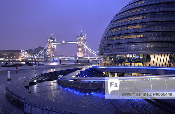 Das von Sir Norman Foster entworfene Rathaus  City Hall  dahinter Tower Bridge  Dämmerung  London  England  Großbritannien