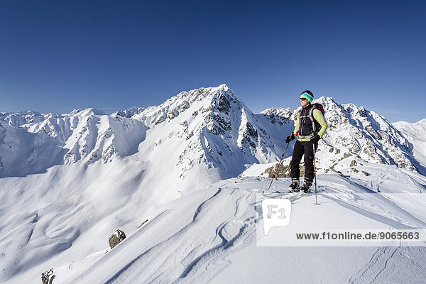 Skitourengeher auf dem Gipfel der Seespitz am Deutschnonsberg  hinten die Ilmenspitze  Proveis  Ultental  Meraner Land  Südtirol  Italien
