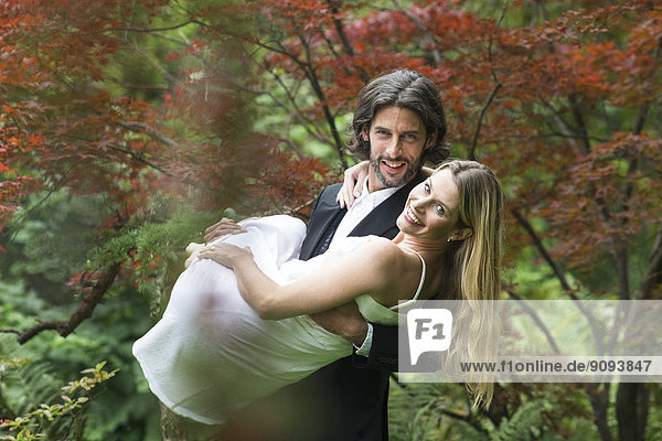 Bräutigam mit Braut im Garten