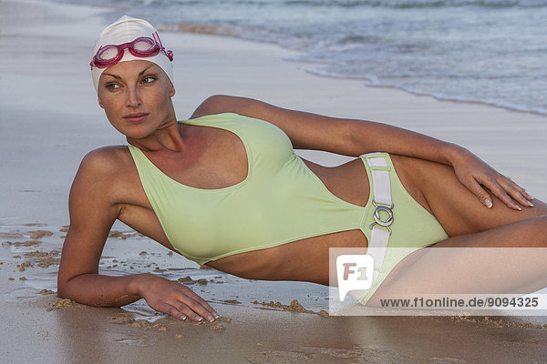 Spanien  Fuerteventura  Frau im Minzbadeanzug am Strand