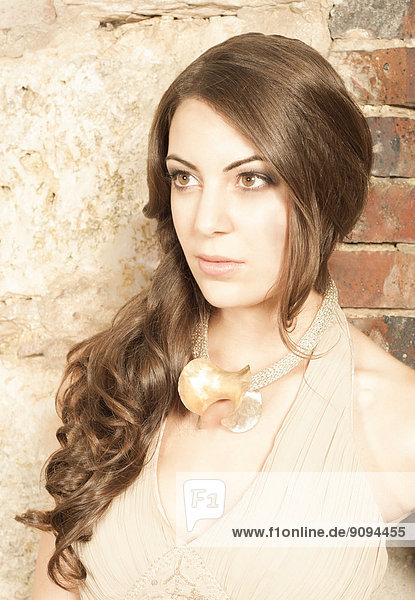 Portrait einer jungen Frau mit moderner Halskette