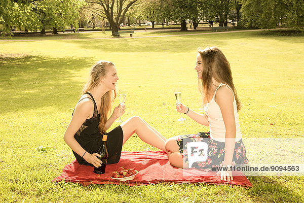 Zwei junge Freundinnen feiern Geburtstag im Park