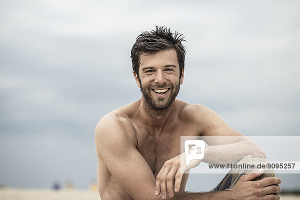 Porträt eines lachenden Mannes mit nackter Brust