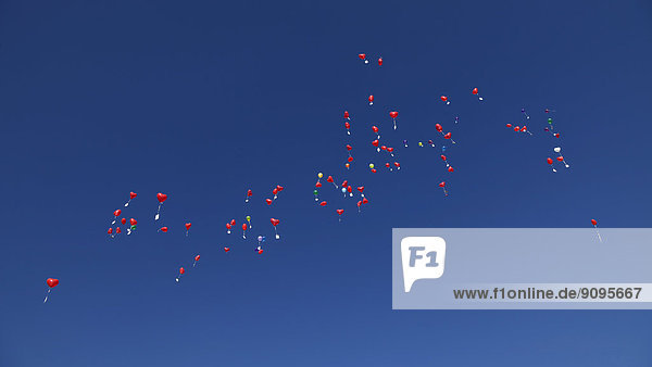 Deutschland  Bayern  Rote Herzballons mit Botschaften am Himmel  Hochzeitstradition