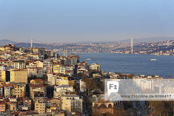 Türkei  Istanbul  Blick auf Beyoglu und Bosporusbrücke