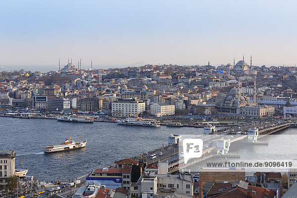Türkei  Istanbul  Blick vom Galataturm auf das Goldene Horn  links Blaue Moschee