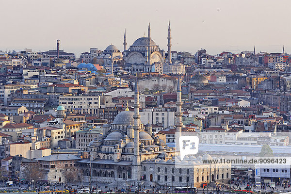 Türkei  Istanbul  Eminoenue  Blick vom Galata-Turm auf Nuruosmaniye Moschee und Neue Moschee