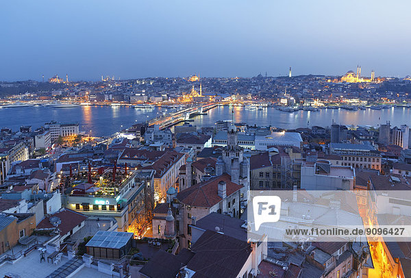 Türkei  Istanbul  Blick vom Galata-Turm auf Galata-Brücke und Goldenes Horn am Abend