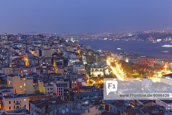 Türkei  Istanbul  Blick auf Beyoglu und Bosporusbrücke am Abend