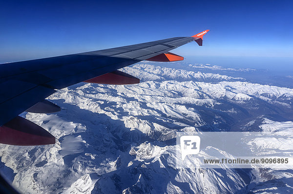 Flugzeug über den Alpen