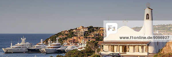Porto Cervo mit Kirche Stella Maris  Sardinien  Italien