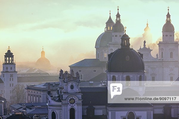 Türme der Stadt Salzburg bei Sonnenaufgang Österreich