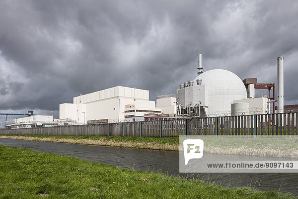 Dunkle Wolken über dem Atomkraftwerk Brokdorf  Schleswig-Holstein  Deutschland