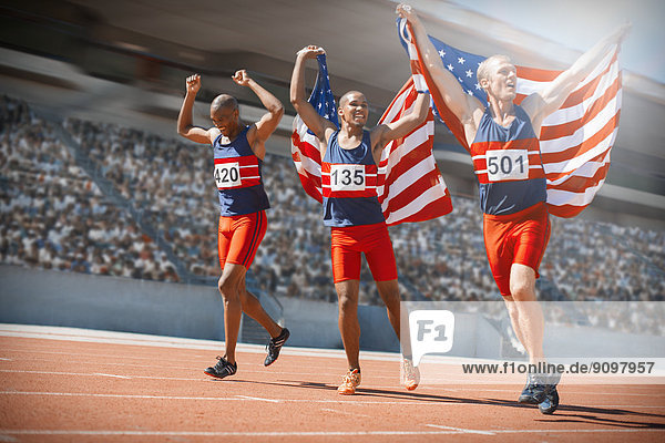 Amerikanische Athleten feiern auf der Strecke