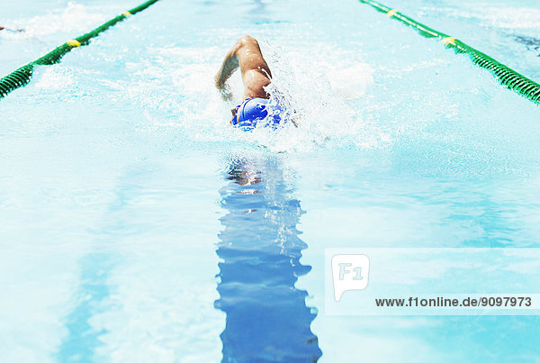 Schwimmerrennen im Pool