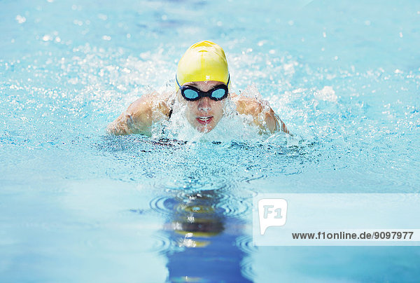 Schwimmer mit Schutzbrille im Pool
