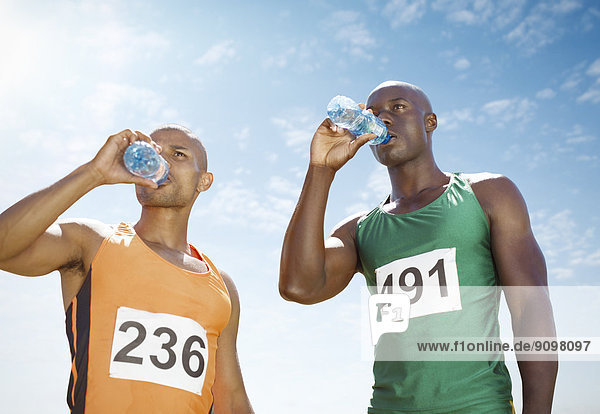 Läuferinnen und Läufer Trinkwasser auf der Strecke