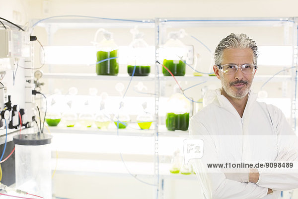 Porträt eines selbstbewussten Botanikers im Labor