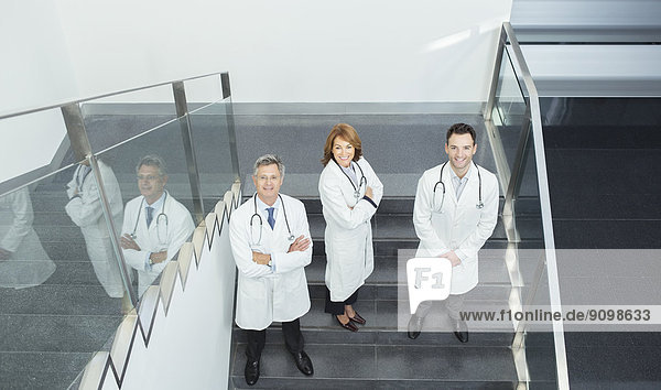Portrait von selbstbewussten Ärzten auf der Treppe