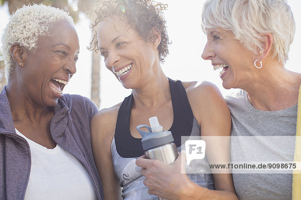 Seniorinnen lachen in Sportbekleidung