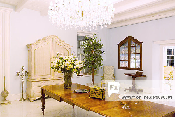 Kronleuchter und Tisch im luxuriösen Foyer
