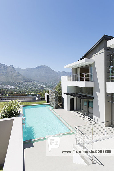 Modernes Haus und Schwimmbad mit Bergblick