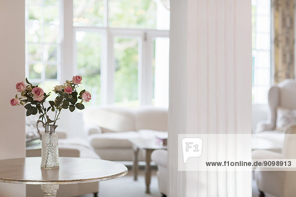 Rosenstrauß auf dem Tisch im luxuriösen Wohnzimmer