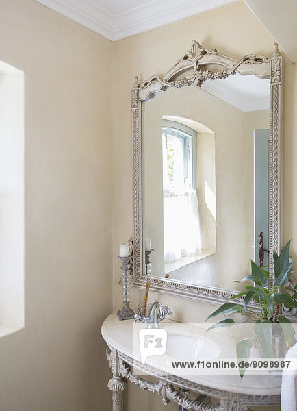 Spiegel und Waschbecken im Luxusbad