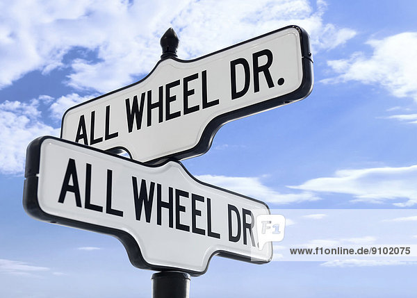 'Zwei Straßenschilder mit dem Namen ''All Wheel Drive'' vor blauem Himmel'