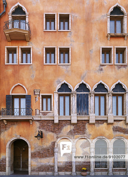 Fassade eines Gebäudes im venezianisch-gotischen Baustil Tokyo DisneySea Japan