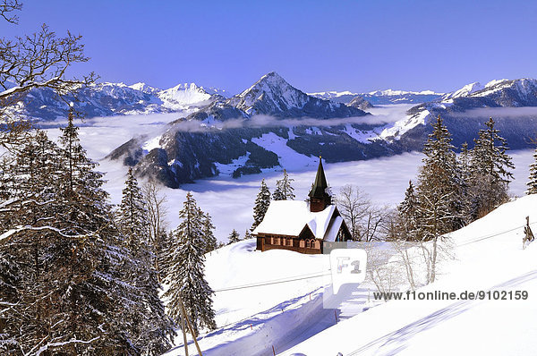Winter Alpen Ansicht Mittelpunkt Kapelle schweizerisch Schweiz