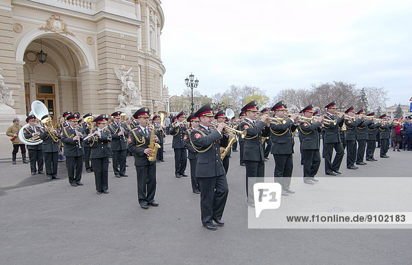 Militärblaskapelle bei einer Parade zum Gedenken an die Befreiung von Odessa von den Nazis  Odessa  Ukraine