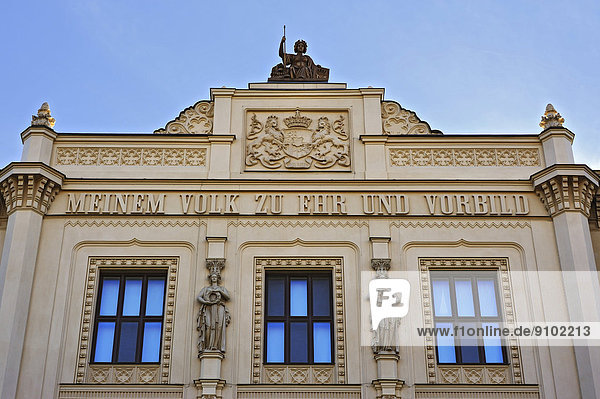 Giebelfigur und Wappen  Museum für Völkerkunde  München  Bayern  Deutschland