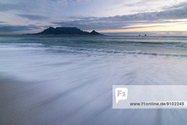 Südliches Afrika Südafrika Abend Beleuchtung Licht Tafelberg Atlantischer Ozean Atlantik Kapstadt Western Cape Westkap