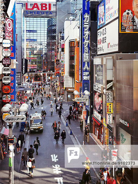 Menschen auf einer belebten Straße LABI-Geschäft großes Elektronik-Geschäft Shibuya Tokio Japan