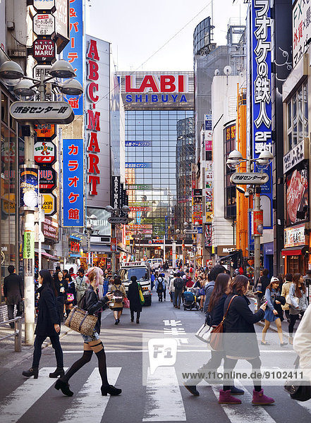 Menschen auf der Straße vor dem Elektronikgeschäft LABI Shibuya Tokio Japan