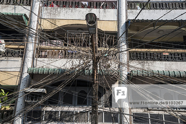 Wirre Kabel  Stromleitungen  Yangon oder Rangun  Yangon-Division  Myanmar