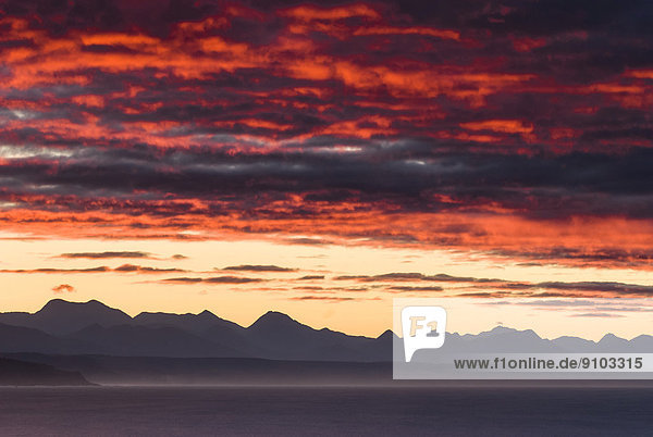 Sonnenaufgang an der Küste des Indischen Ozeans  Bergrücken  Plettenberg Bay oder Plettenbergbaai  Garden Route  Distrikt Eden  Provinz Westkap  Südafrika
